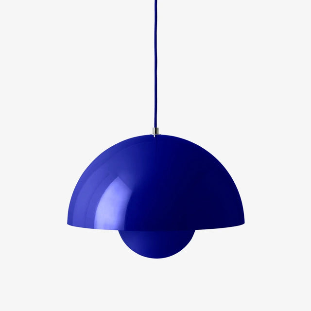 Flowerpot VP7 Pendelleuchte Cobalt Blue Ø 37 cm von &Tradition – Packshot