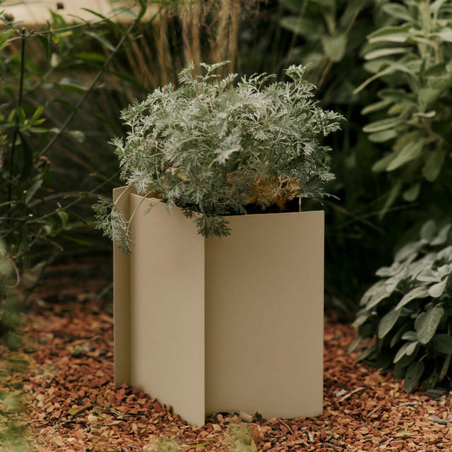 Fragma Blumentopf Medium H39 Cashmere - ferm Living - DesignWe.Love