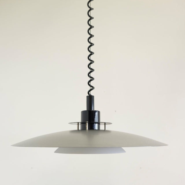 Futuristische Vintage Pendelleuchte aus Metall - Skandinavisches Design der 1980er - DesignWe.Love - DesignWe.Love