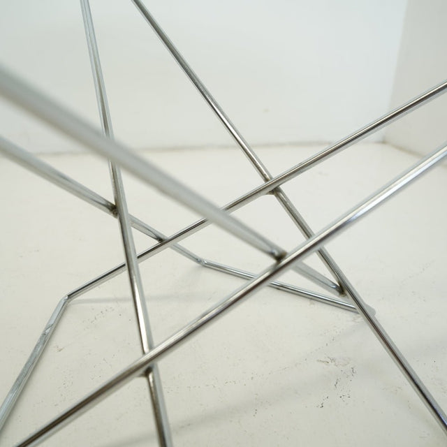 Futuristischer Couchtisch, Drahtgestell mit aufliegender Glasplatte - DesignWe.Love - DesignWe.Love