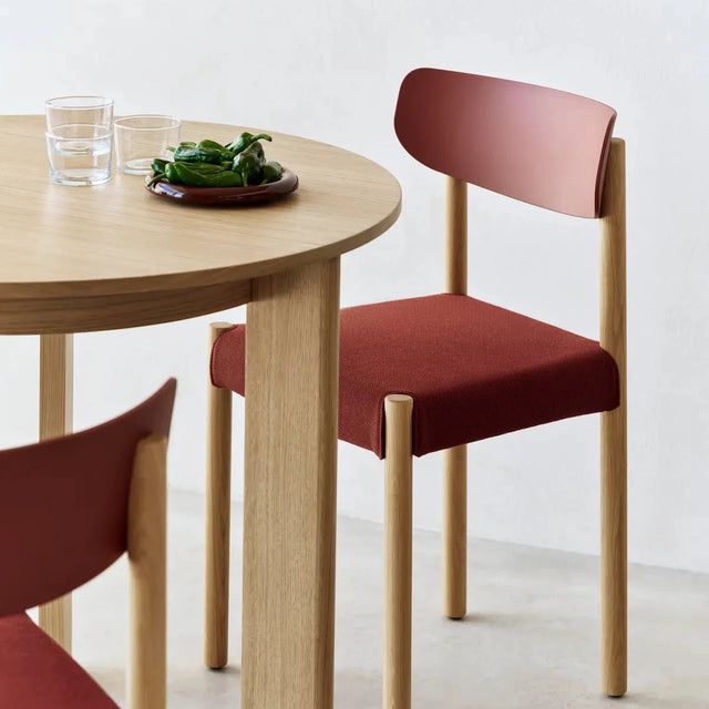HAY Pack Chair 11 gepolsterter Trattoria-Stuhl, Oiled Oak Eiche, Rücken Hull Red, Bezug Steelcut 655 Am Tisch stehend