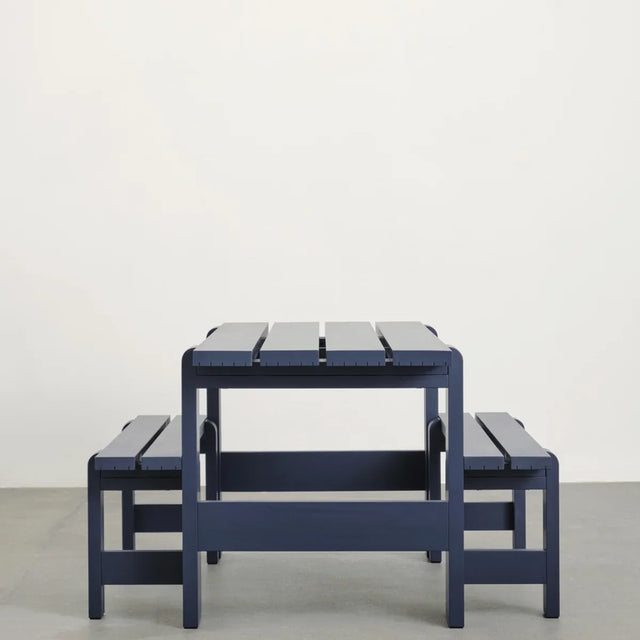 HAY Weekday Bench Gartenbank in Stahlblau mit passendem Weekday Table