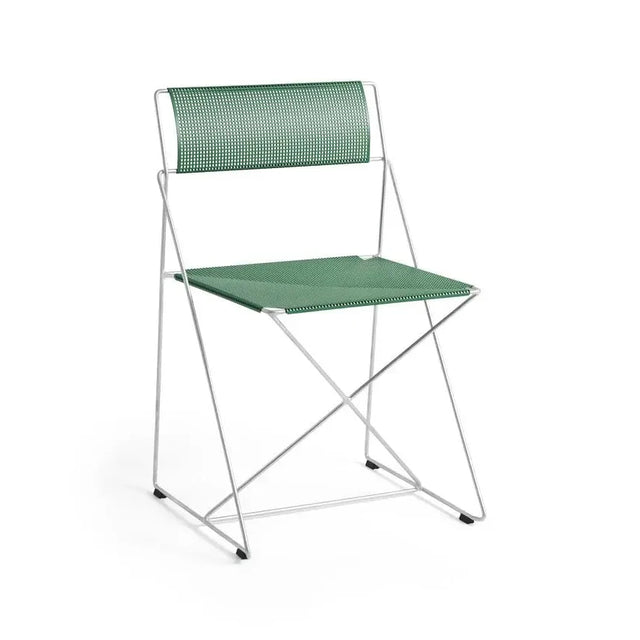HAY X-Line Stuhl mit hellgrüner Sitzfläche und Reckenlehne - galvanisierte Basis auch für Outdoor