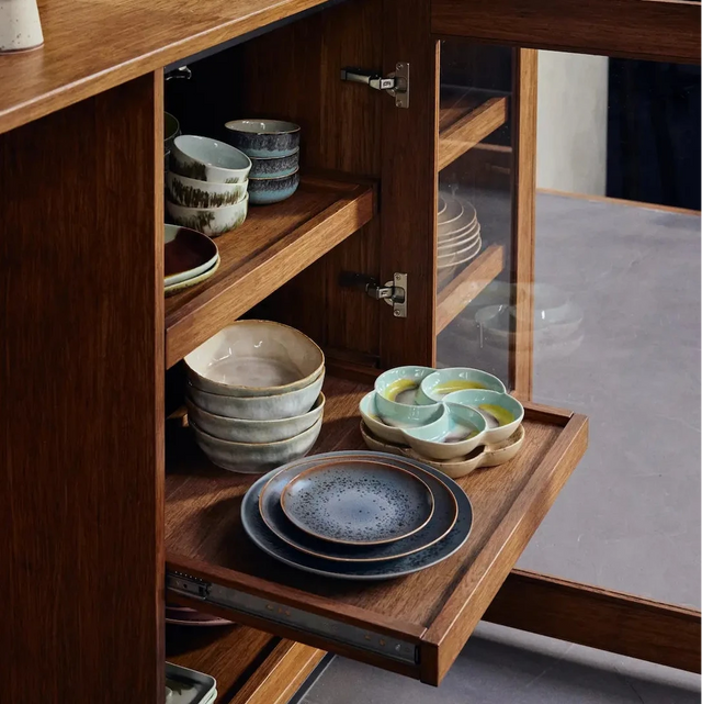 HKliving 70s Ceramics Geschirr in geöffnetem Holzsideboard – Frühstücksteller Mineral mit Dinner Plate, Schüsseln und Bechern in verschiedenen Farbwelten, Kollektion 2026