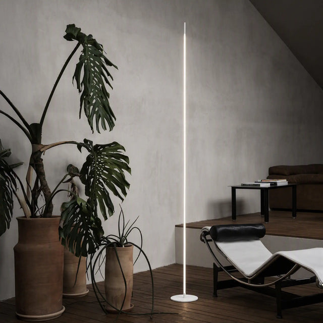 Ideal Lux Blade Stehlampe in Weiß, dimmbare LED Stehleuchte im Wohnzimmer