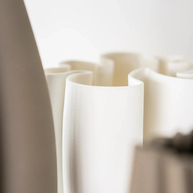 ISAA Vase Zanclus, Statement-Vase im Ensemble mit weiteren Farbtönen