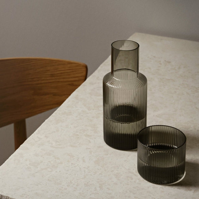 Nachttisch Karaffe Ripple grau mit Glas als Deckel