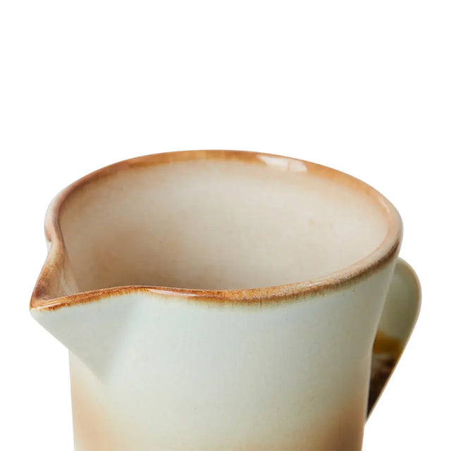 HKliving Jug Shell 70s Ceramics – Detailansicht Ausguss und Glasur von oben