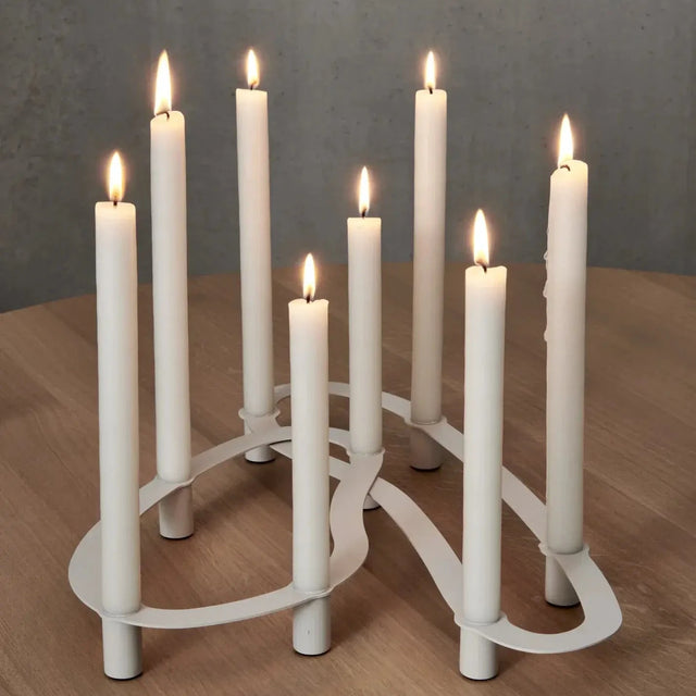 blomus ARO Kerzenhalter S und L Moonbeam mit brennenden Stabkerzen auf Holztisch bei DesignWe.Love