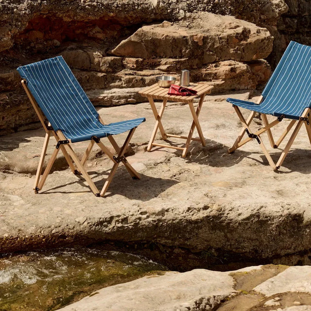 Klappstuhl Holz Outdoor an Felsformation - HAY