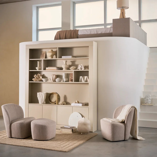 Lofty Sessel Bouclé Naturel beige im Wohnzimmer mit Lofty Hocker, VT Wonen