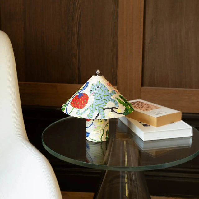 Loulou Lamp Linen Garden auf einem Beistelltisch - Crème Atelier - DesignWe.Love