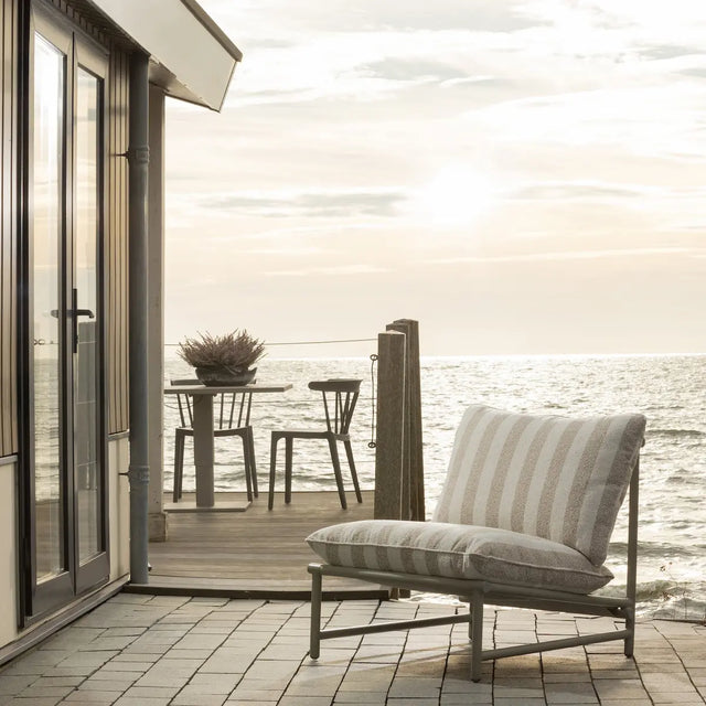Lifestyle, Terrasse am Meer bei Sonnenuntergang, Sessel im Vordergrund