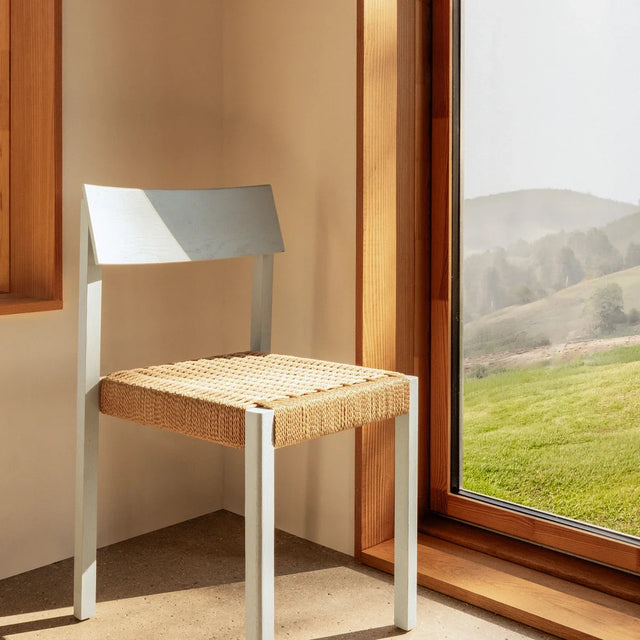 Mauro Dining Chair Esszimmerstuhl aus Eiche in Linen Blue mit Papierkordel-Sitz am Fenster von Audo - DesignWe.Love