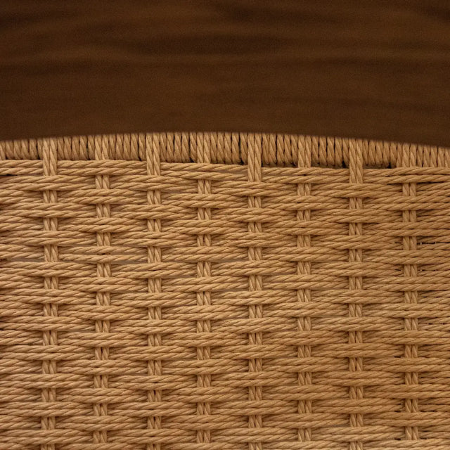 Mauro Dining Chair von Audo: Detail des handgewebten Papierkordel-Sitzes vor Eichenholz - DesignWe.Love
