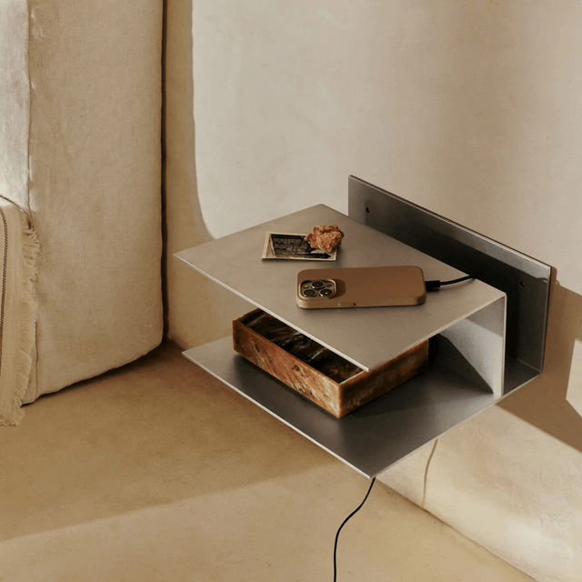 Nachttisch zur Wandmontage Lager Aluminium - ferm LIVING - DesignWe.Love