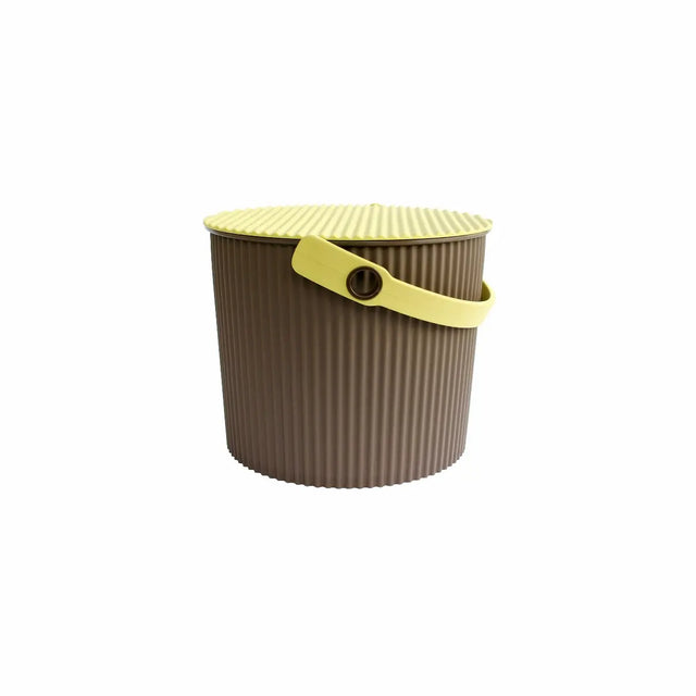 Hachiman Omnioutil Eimer 8 L Braun/Gelb – Multifunktionaler japanischer Eimer mit gelbem Deckel und Griff aus recyceltem Polypropylen
