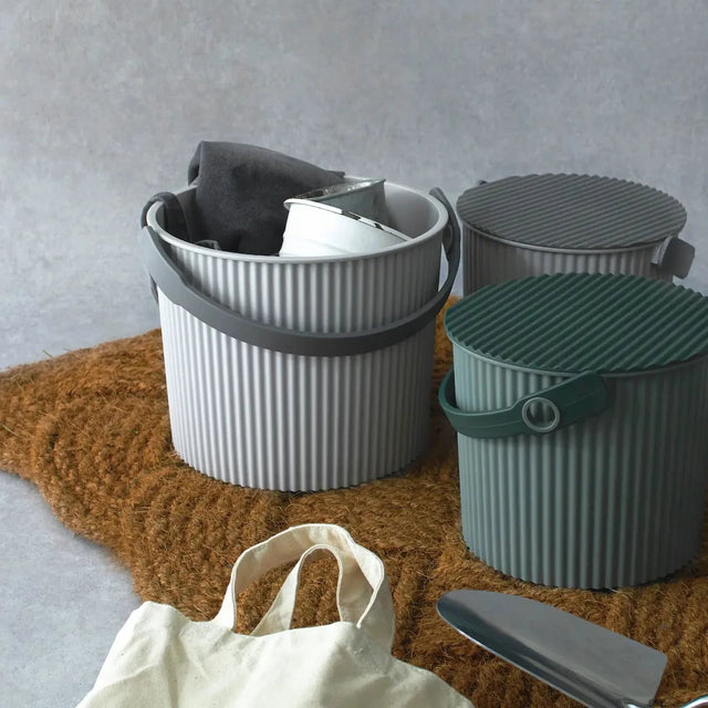 Hachiman Omnioutil Eimer New Gray 8 Liter – Stapelbarer Design-Eimer in monochromer Grau-Kombination mit dunkelgrauem Deckel
