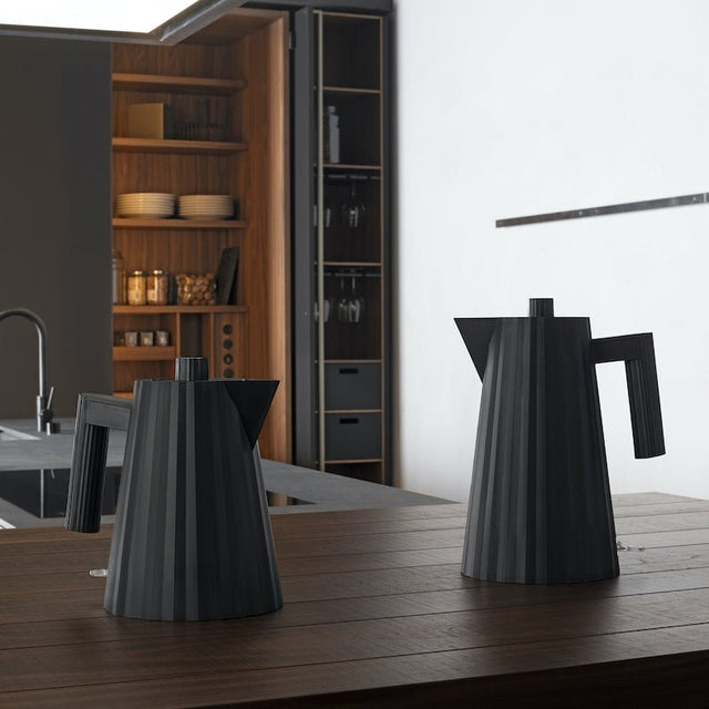 Plissé Wasserkocher 1,7 L schwarz – Alessi - DesignWe.Love