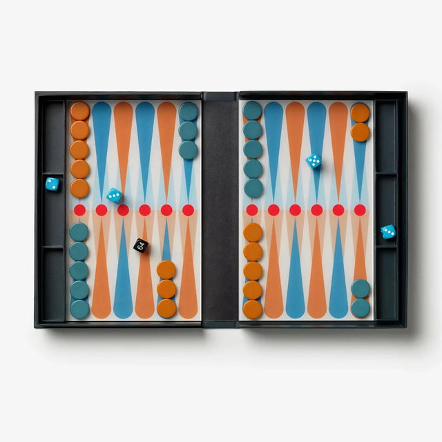 Art of Backgammon von Printworks in Blau und Koralle, Spielfeld mit blauen Spielsteinen