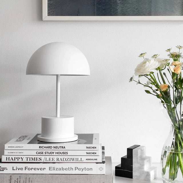 Printworks Riviera Lamp weiß, kabellose Tischlampe auf Bücherstapel mit Blumenvase