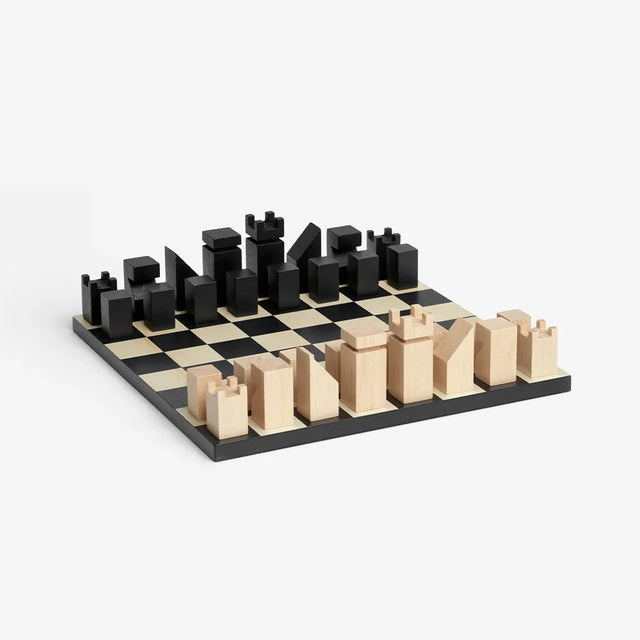 The Functionalist Schachspiel von Printworks – Holzbrett mit aufgestellten Figuren in Schwarz und Naturholz