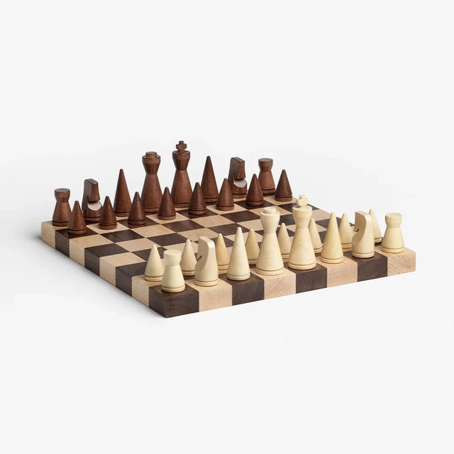 The Minimalist Schachspiel von Printworks – Holzbrett aus Walnuss und Ahorn mit konischen Figuren in Braun und Creme