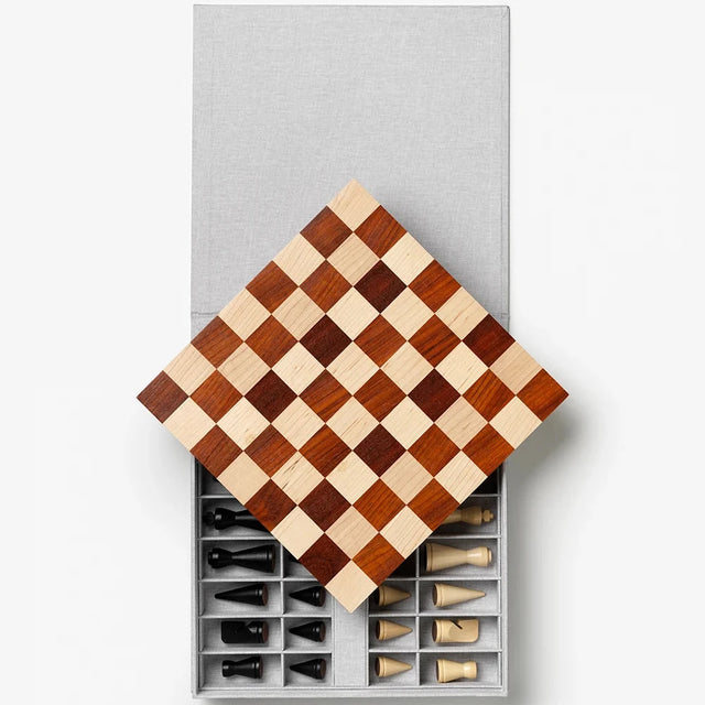 The Modernist Schachspiel von Printworks – geöffnete Box mit eingebetteten Figuren und Spielbrett