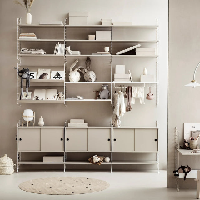 String Regal mit Regalböden in Beige – String Furniture Regalsystem 30 cm tief