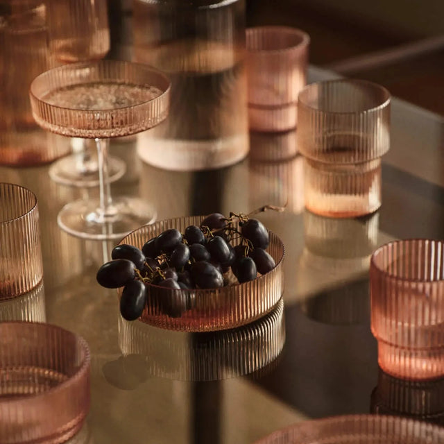 Kleine Glasschalen Ripple blush als Snackschalen mit Trauben auf dem Tisch