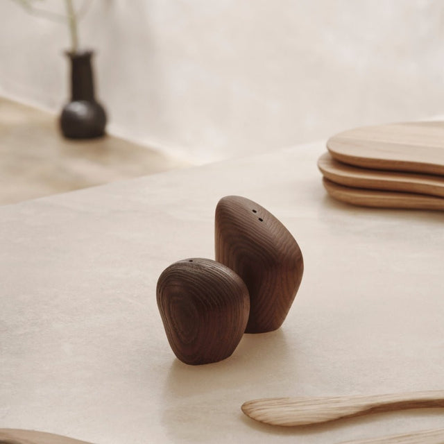 Salz - und Pfefferstreuer Cairn Dark Brown, 2er - Set - ferm LIVING - DesignWe.Love