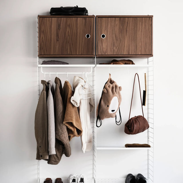 Schrank mit Schwenktür 58x30cm Walnuss – String Furniture