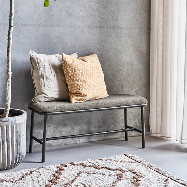 Sitzbank Toda in Braun mit Bouclé-Sitz und Stahlgestell von House Doctor – Wohnbeispiel