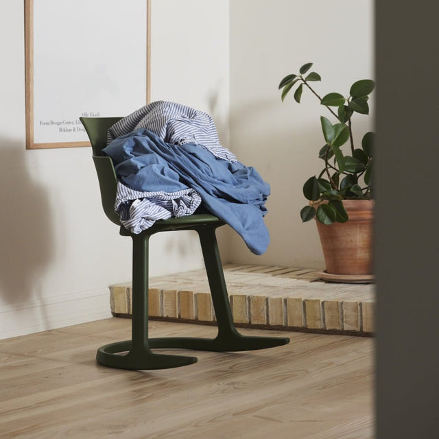 Varier Social Tilt Esszimmerstuhl mit Armlehne in Green – Ansicht 2