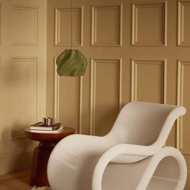 Soft Serve Pendelleuchte 01 Olive im Wohnzimmer - Crème Atelier - DesignWe.Love