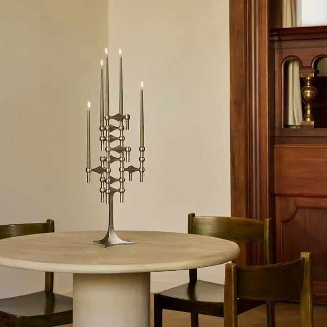 Stoff Nagel Ständer Chrom als Kandelaber-Skulptur auf rundem Esstisch - DesignWe.Love