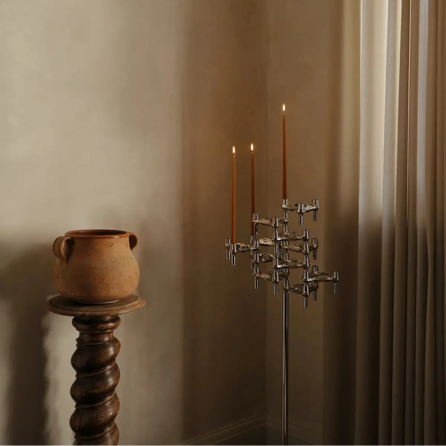 Stoff Nagel Bodenständer Chrom mit Kerzenhaltern im Wohnraum - DesignWe.Love