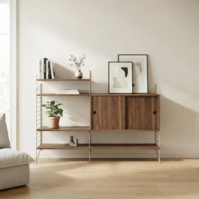 String Regalsystem Wohnzimmer Set 140 × 115 cm in Walnuss mit beigen Bodenleitern – Bücherregal mit Schiebetür-Schrank