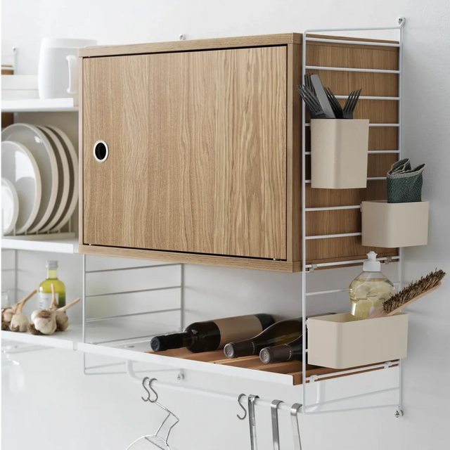 String Regal mit Schrank mit Schwenktür in Eiche – String Furniture Regalsystem