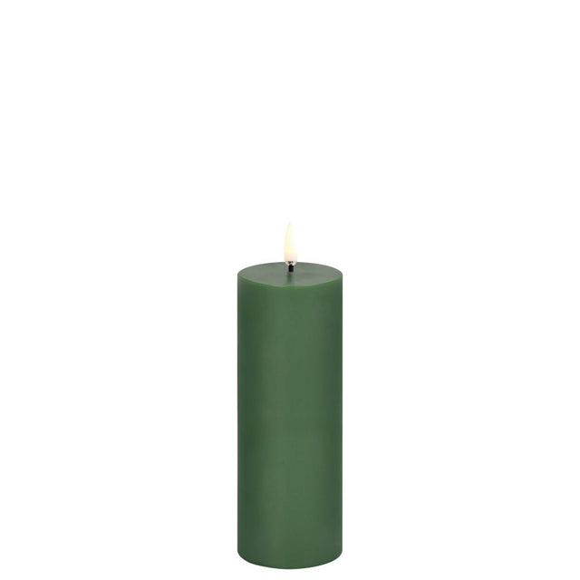 Stumpenkerze LED Smooth Olive Green 5,8x15,2cm - Uyuni - DesignWe.Love