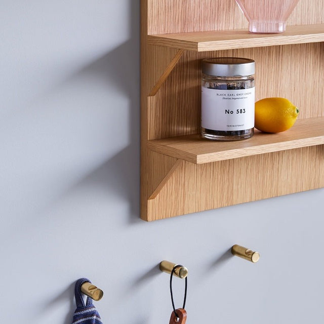 Tassenregal Eiche mit Dekobeispiel für die Küche - Hübsch Interior - DesignWe.Love