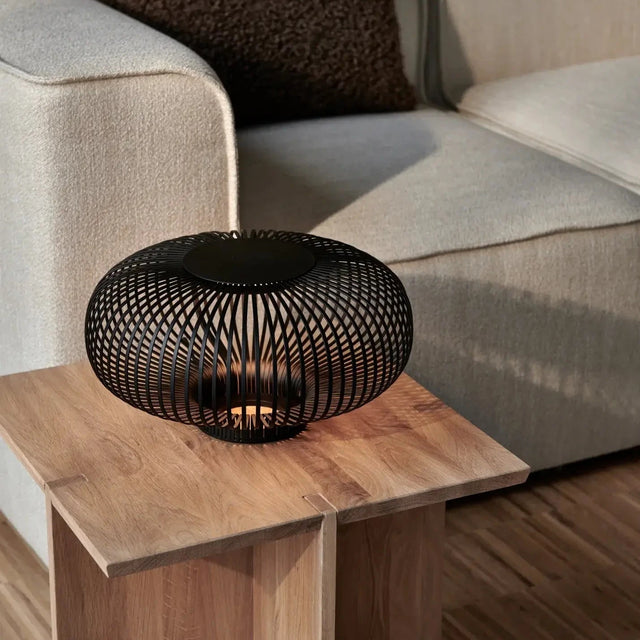 blomus Lito Tischleuchte LED Größe M Black auf Beistelltisch – Designleuchte bei DesignWe.Love