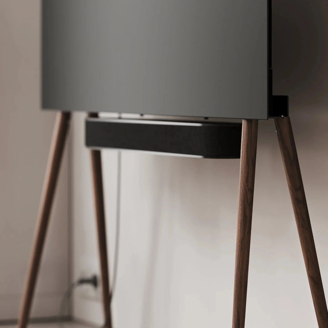 Design TV-Ständer Holz Walnuss Natur 42–55 Zoll von JALG im Wohnzimmer