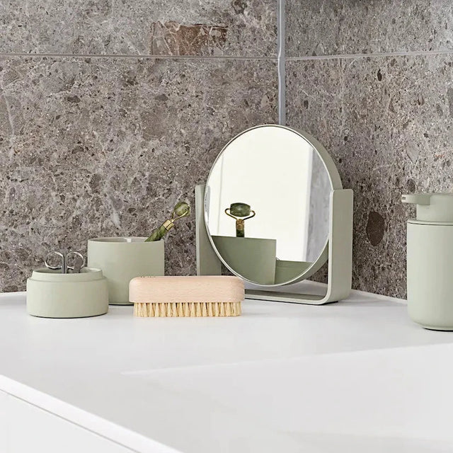 Ume Tischspiegel Eukalyptus im Badezimmer Setting von Zone Denmark