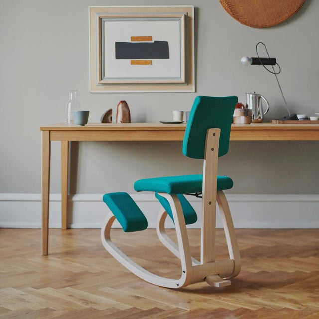 Variable Plus Kniestuhl mit Rückenlehne Natur/Grau - Varier Furniture - DesignWe.Love