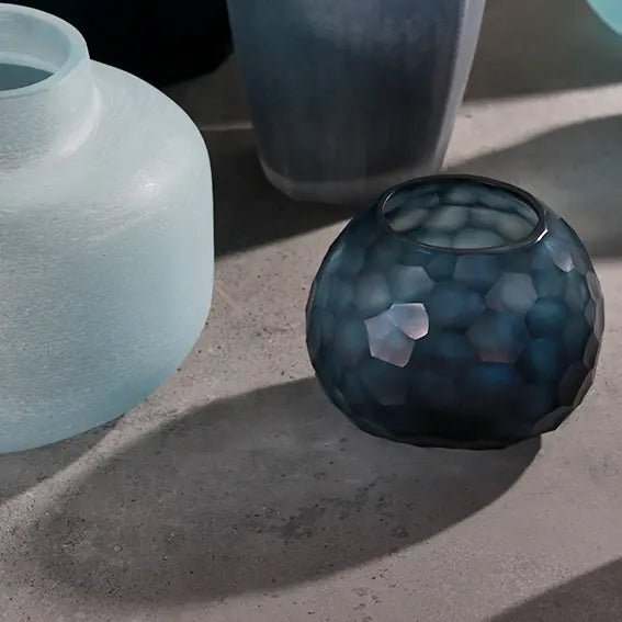 Vase Somba S Ocean Blue/Indigo von Guaxs dekoriert mit anderen mundgeblasenen Guaxs Vasen