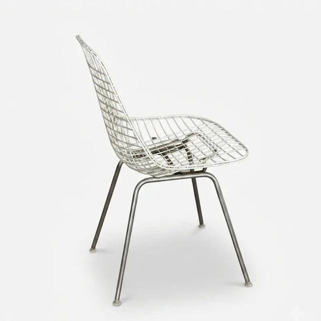 Vintage Eames Wire Chair DKX mit weißer Drahtgitterschale und Stahlgestell, Schrägansicht