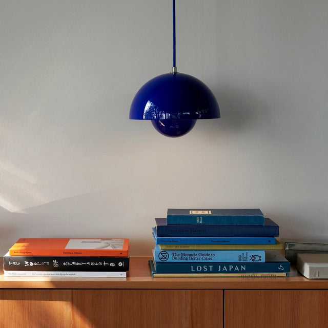 Flowerpot VP10 Pendelleuchte in Cobalt Blue von &Tradition im Wohnambiente