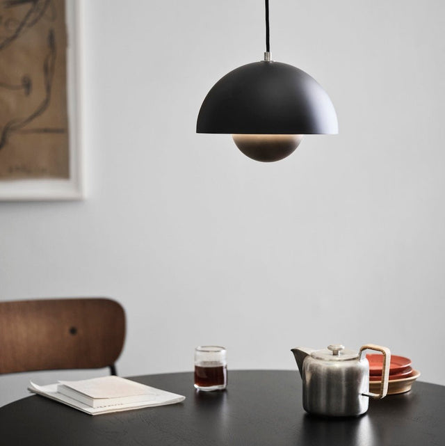 Flowerpot VP10 Pendelleuchte in Matt Black von &Tradition im Wohnambiente