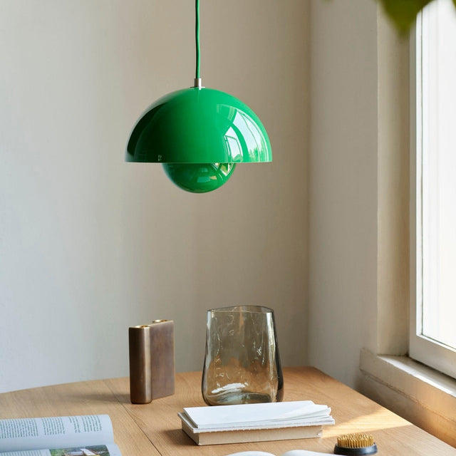 Flowerpot VP10 Pendelleuchte in Signal Green von &Tradition im Wohnambiente